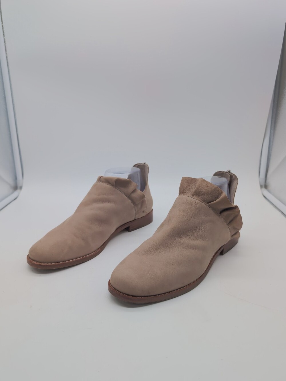 Sole Society Sz 8 Taupe Ruffle Ankle Boots SO-BRINYA